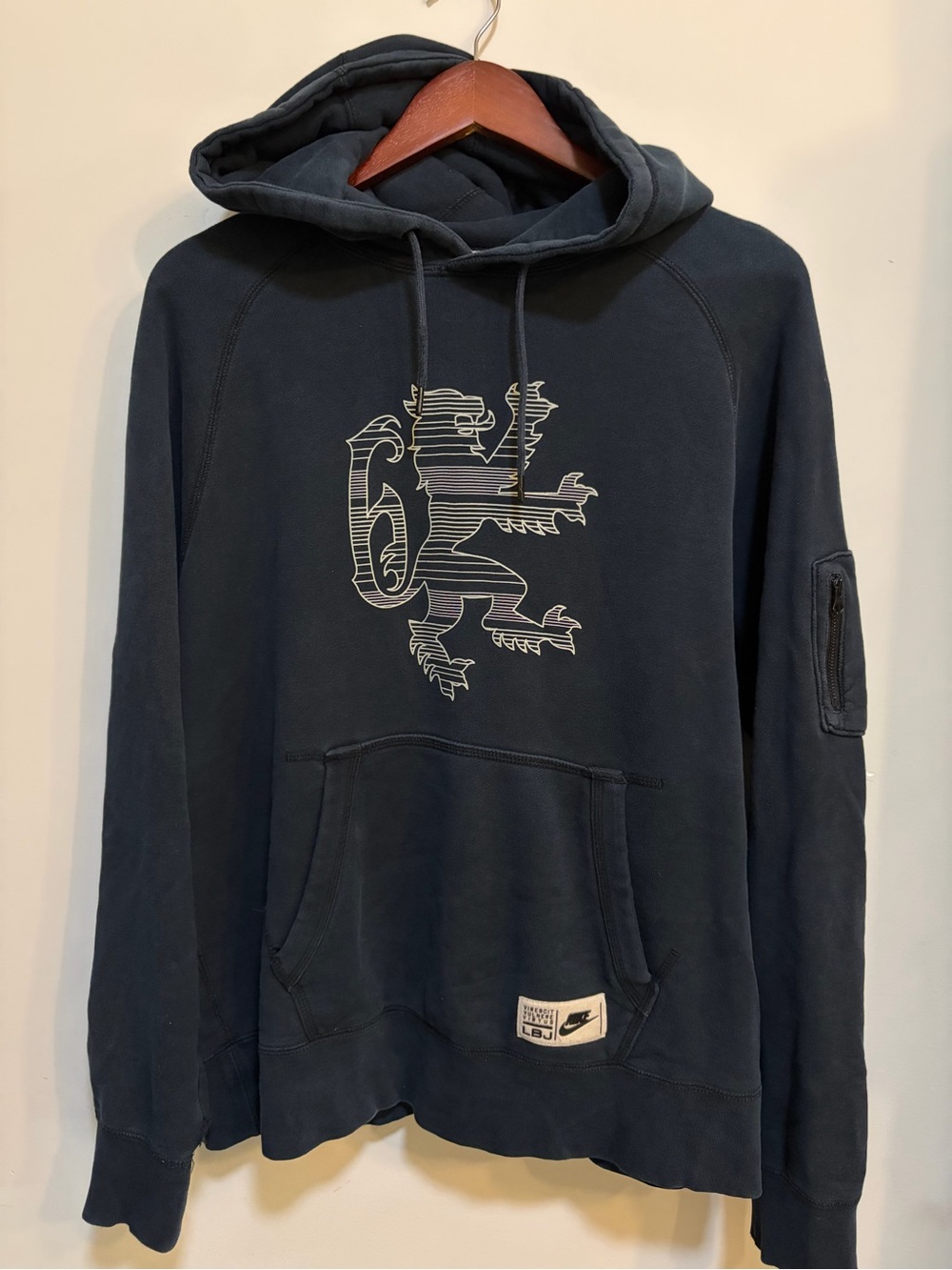 Nike LeBron James LBJ Lion Hoodie Black Pullover Basketball Sweatshirt Men’s